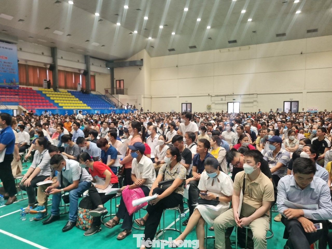 7 trường hợp bốc thăm trúng mua NƠXH Trung Văn trong số hàng nghìn người xếp hàng nhưng không đúng đối tượng (ảnh: Ngọc Mai). 7 trường hợp bốc thăm trúng mua NƠXH Trung Văn trong số hàng nghìn người xếp hàng nhưng không đúng đối tượng (ảnh: Ngọc Mai).