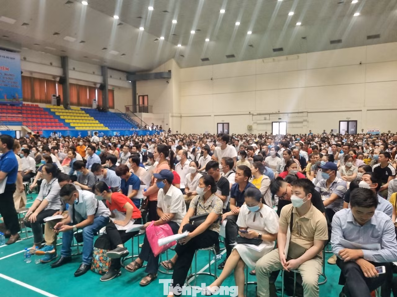 Hơn 1.300 người ngồi đợi tại Nhà thi đấu Cầu Giấy để chờ tới lượt bốc thăm mua nhà ở xã hội NHS Trung Văn.