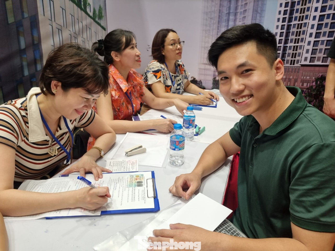 Anh Hoàng Trường Giang (Hà Đông, Hà Nội) may mắn bốc trúng căn hộ 69,9m2. Anh Giang chia sẻ: "Tôi không biết nói gì vì quá vui mừng. Tôi cảm thấy rất may mắn khi bốc trúng". Anh Hoàng Trường Giang (Hà Đông, Hà Nội) may mắn bốc trúng căn hộ 69,9m2. Anh Giang chia sẻ: "Tôi không biết nói gì vì quá vui mừng. Tôi cảm thấy rất may mắn khi bốc trúng".