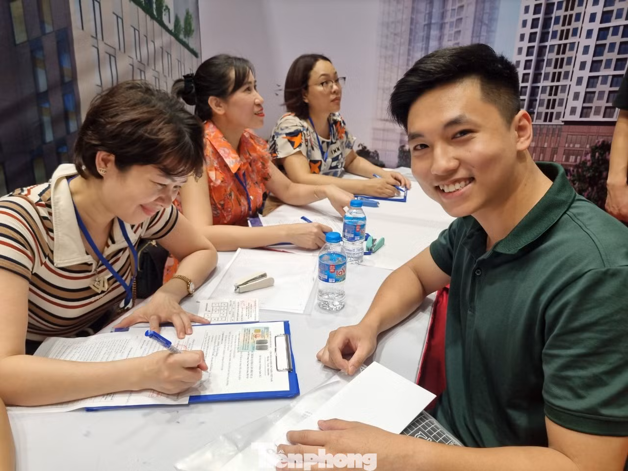 Anh Hoàng Trường Giang (Hà Đông, Hà Nội) may mắn bốc trúng căn hộ 69,9m2. Anh Giang chia sẻ: "Tôi không biết nói gì vì quá vui mừng. Tôi cảm thấy rất may mắn khi bốc trúng".