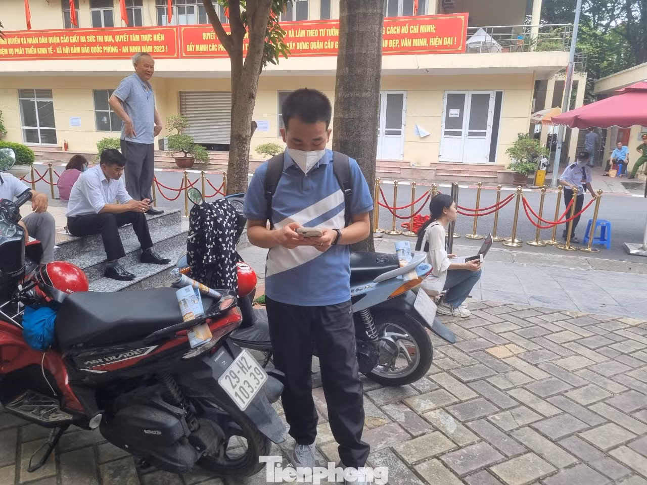 Nhiều người bốc trượt ra về và chờ những dự án tiếp theo.