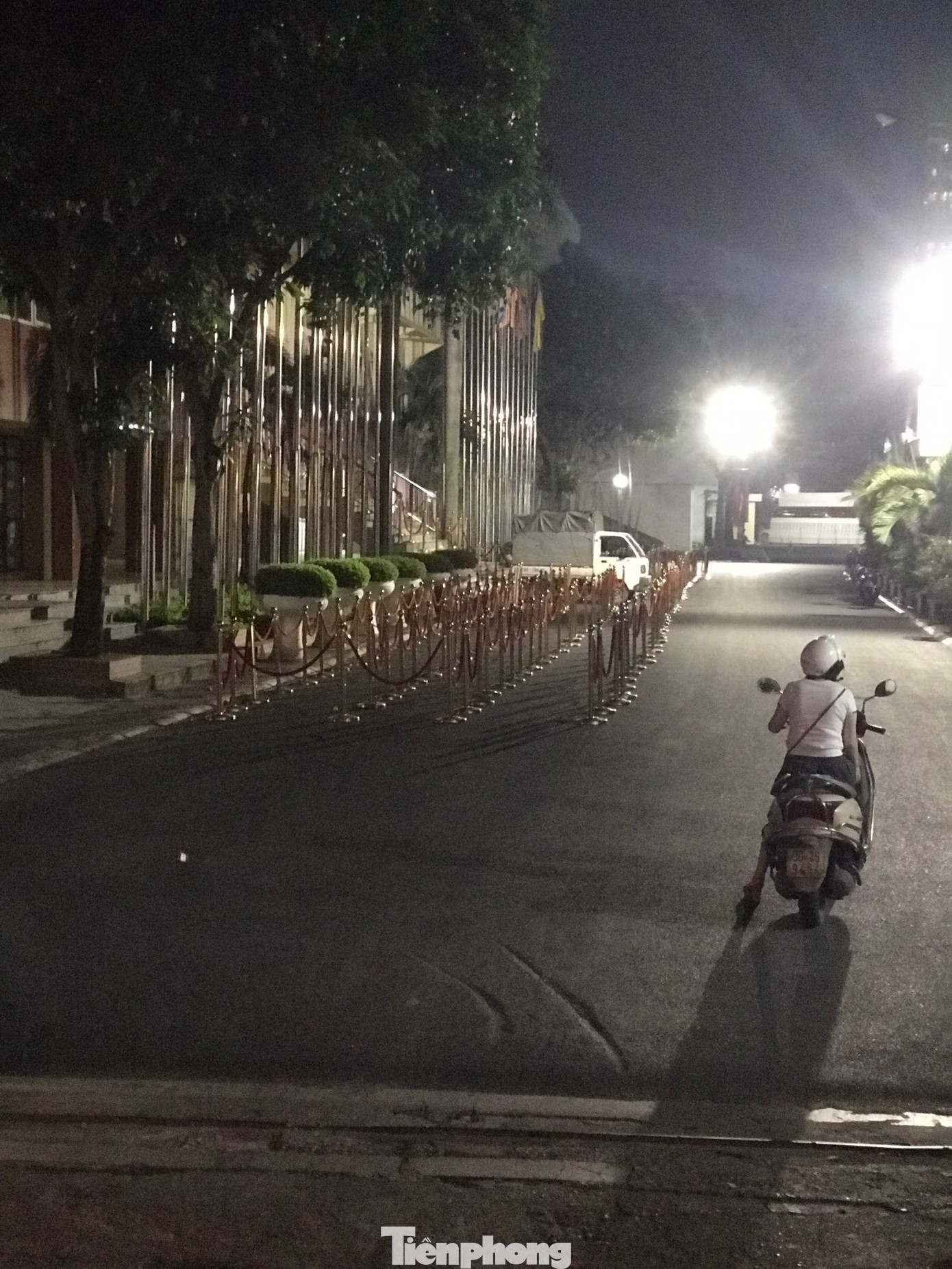 Theo thông báo từ chủ đầu tư, 7h bắt đầu làm thủ tục. Tuy nhiên, từ sáng sớm nhiều khách hàng đã có mặt tại khu vực tổ chức lễ bốc thăm, có khách hàng đi từ 4h sáng để tham gia bốc thăm Theo thông báo từ chủ đầu tư, 7h bắt đầu làm thủ tục. Tuy nhiên, từ sáng sớm nhiều khách hàng đã có mặt tại khu vực tổ chức lễ bốc thăm, có khách hàng đi từ 4h sáng để tham gia bốc thăm