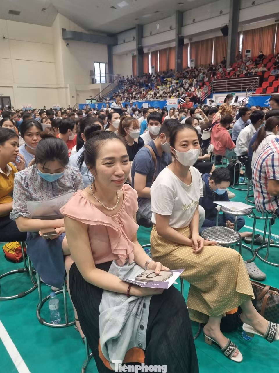 Chị Lê Thị Hạnh (Dương Nội, Hà Đông) cho biết, có mặt từ 4h sáng chờ bốc thăm để được mua căn 76,8m2 ghi trên phiếu. "Lúc làm hồ sơ đã vất vả rồi xếp hàng nộp. Nay tôi ngồi chờ từ sớm chờ tới lượt bốc thăm. Tôi rất lo, vì hơn 1.000 người đăng ký nhưng chỉ được mua hơn 100 căn", chị Hạnh nói.