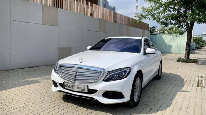 Chiếc xe Mercedes bị "rớt" đăng kiểm.