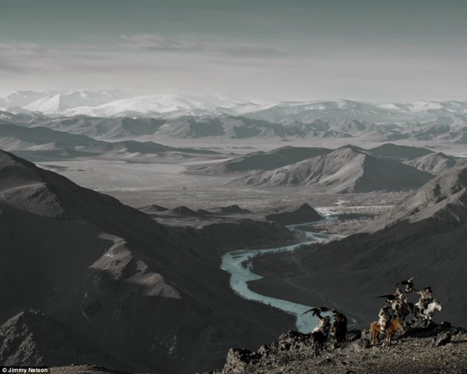 Các bộ lạc Kazakh là những người gốc Thổ Nhĩ Kỳ bắt nguồn từ phần phía bắc của Trung Á. Trong hơn 2 thế kỷ qua, những người đàn ông của bộ lạc luôn đi săn bắn trên lưng ngựa cùng các con đại bàng vàng