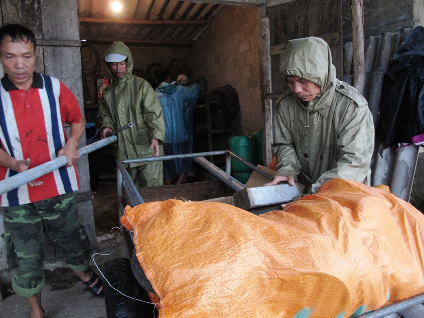 Bộ trưởng Cao Đức Phát thăm hỏi người dân