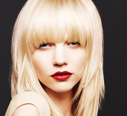 Tóc mái dài mượt và để lệch một bên là một ý tưởng tuyệt vời, bởi vì bạn có thể dễ dàng tạo kiểu mỗi ngày.Với một lớp tóc mái dài như thế này, bạn có thể dùng kẹp tăm để làm điệu theo nhiều cách khác nhau , hoặc tết tóc. Những cô nàng nào thích "làm mới" mình thường xuyên, hãy chọn ngay kiểu mái dài này nhé! Kiểu tóc mái chẻ tuy nhìn có vẻ hơi lộn xộn và ngố, nhưng lại rất sexy. Đây là kiểu tóc mái phù hợp với mọi hình dáng khuôn mặt, và bạn cũng có thể tạo kiểu bằng cách chải ngược ra phía sau rồi cố định bằng kẹp tăm, hoặc để buông tự nhiên Nếu bạn muốn trở thành tâm điểm của sự chú ý, hãy để kiểu mái ngắn và cắt không đồng đều một chút. Với kiểu mái này, bạn có thể uốn xoăn hoặc uốn phồng trước trán tùy theo trang phục mà bạn mặc trên người Những cô nàng cá tính sẽ thích kiểu mái lộn xộn này. Kiểu mái này không chỉ phù hợp với những bạn tóc ngắn, mà ngay cả những bạn gái tóc dài cũng có thể để kiểu mái này Nếu bạn muốn có một cái nhìn lãng mạn, bay bổng, lại cũng không kém phần nữ tính, dịu dàng, hãy chọn kiểu mái có điểm dài nhất che phủ qua mắt, nhưng nhớ chỉ một lớp mỏng thôi nhé! Kiểu mái ngố đến nay vẫn được rất nhiều bạn gái ưa chuộng. Nếu bạn là một cô gái lười tạo kiểu, lười thay đổi, hãy chọn kiểu mái này. Tuy nhiên, nếu bạn có một khuôn mặt tròn, bạn nên lưu ý một điểm: không cắt mái quá rộng Gần giống kiểu mái ngố chính là kiểu mái tròn của những năm 70. Kiểu mái này hợp nhất với style tóc tầng lớp và cắt tỉa tua rua.