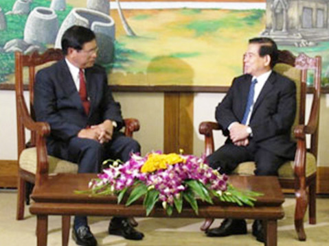 Chủ tịch nước Nguyễn Minh Triết (bên phải) hội kiến Thủ tướng Lào&nbsp;Buasone Bouphavanh tại Vientiane ngày 24-8 Ảnh: VOV