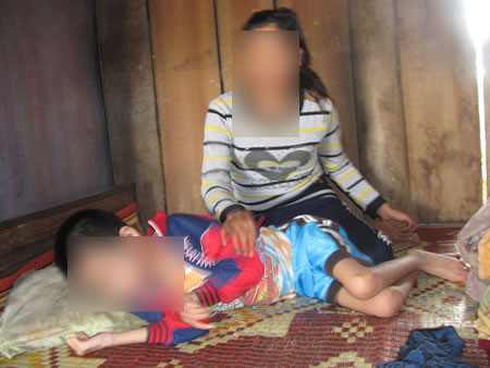 Nạn nhân Ô. bên đứa con bị bại liệt kể về việc bị Thuận lừa đưa đi Quảng Ninh. Nạn nhân Ô. bên đứa con bị bại liệt kể về việc bị Thuận lừa đưa đi Quảng Ninh