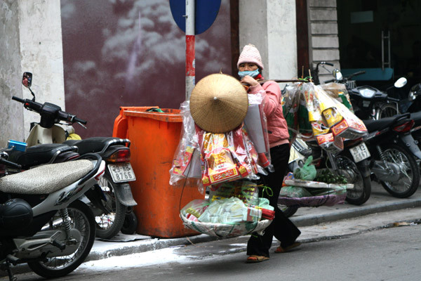 Bán vàng mã trên phố Hai Bà Trưng
