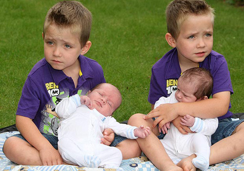 Hai cặp song sinh cách nhau 4 tuổi của vợ chồng chị Kim Hefer. Ảnh: The Sun