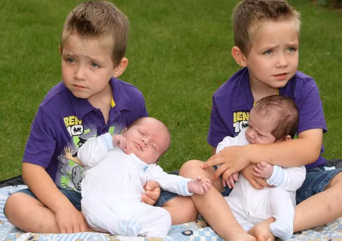 Hai cặp song sinh cách nhau 4 tuổi của vợ chồng chị Kim Hefer. Ảnh: The Sun. Hai cặp song sinh cách nhau 4 tuổi của vợ chồng chị Kim Hefer. Ảnh: The Sun