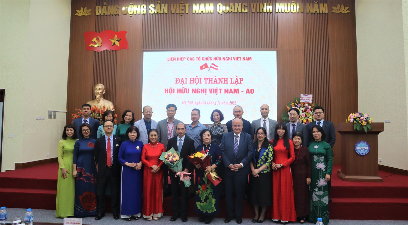 Ông Trần Tuấn Anh (thứ 6 từ trái sang) được bầu làm Chủ tịch Hội Hữu nghị Việt – Áo nhiệm kỳ 2022-2027. (Ảnh: Ngọc Châu) Ông Trần Tuấn Anh (thứ 6 từ trái sang) được bầu làm Chủ tịch Hội Hữu nghị Việt – Áo nhiệm kỳ 2022-2027. (Ảnh: Ngọc Châu)