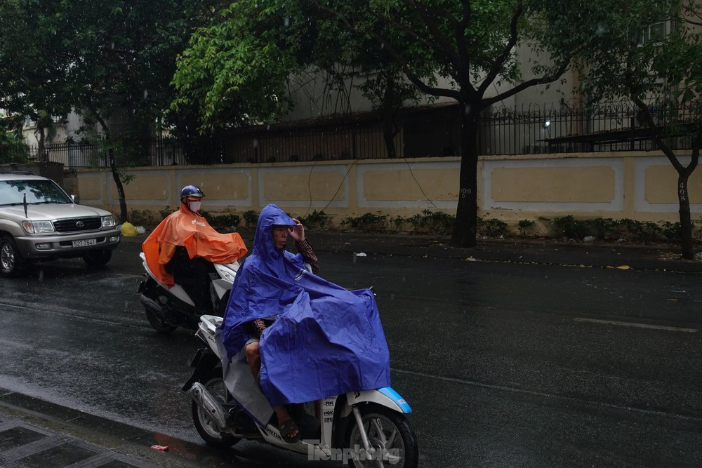 Cơ quan khí tượng dự báo trong ngày và đêm nay 18/4 (mùng 10 tháng 3 âm lịch), thời tiết TPHCM phổ biến không mưa, ngày nắng nóng, chiều tối và đêm có mưa vài nơi với xác suất khoảng 60%. (Ảnh minh họa) Cơ quan khí tượng dự báo trong ngày và đêm nay 18/4 (mùng 10 tháng 3 âm lịch), thời tiết TPHCM phổ biến không mưa, ngày nắng nóng, chiều tối và đêm có mưa vài nơi với xác suất khoảng 60%. (Ảnh minh họa)