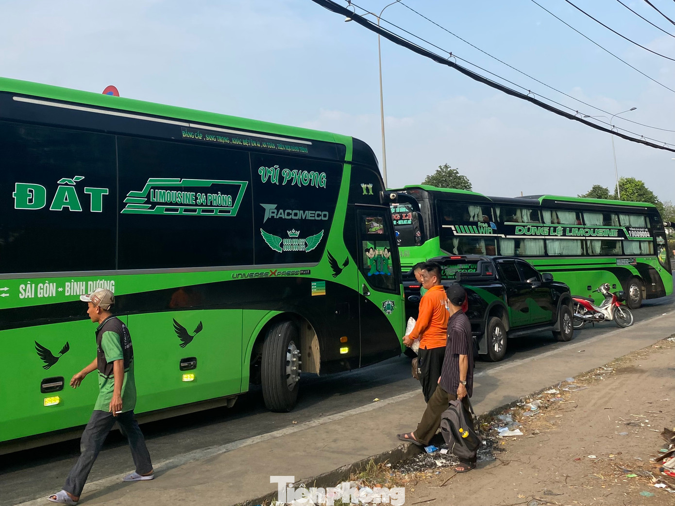 Phương tiện đón khách trên quốc lộ 1 (TP Thủ Đức). Ảnh: H.H Phương tiện đón khách trên quốc lộ 1 (TP Thủ Đức). Ảnh: H.H