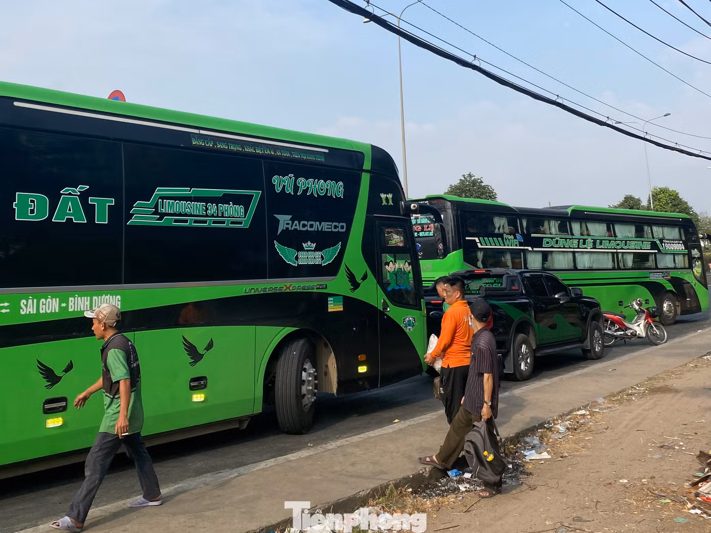 Phương tiện đón khách trên quốc lộ 1 (TP Thủ Đức). Ảnh: H.H Phương tiện đón khách trên quốc lộ 1 (TP Thủ Đức). Ảnh: H.H
