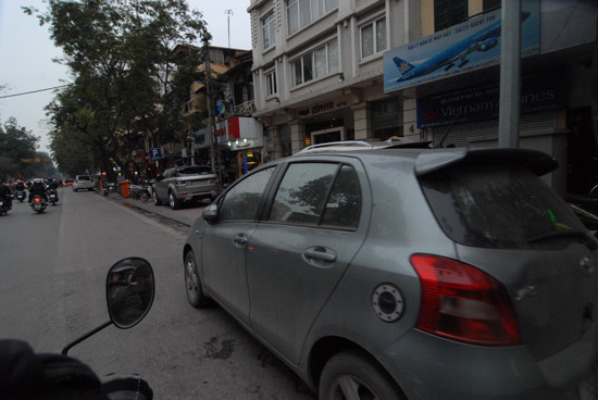 Một xế hộp đỗ dưới lòng đường Bà Triệu
