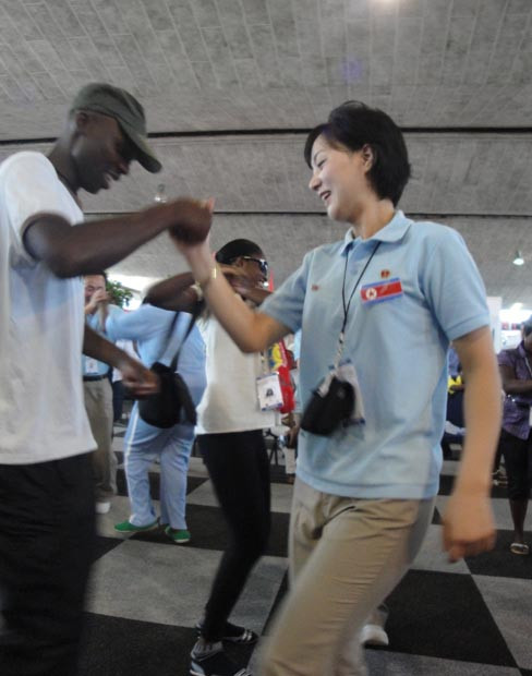 Hướng dẫn 'trai lạ'điệu nhảy truyền thống Triều Tiên. Ảnh: T.Đ