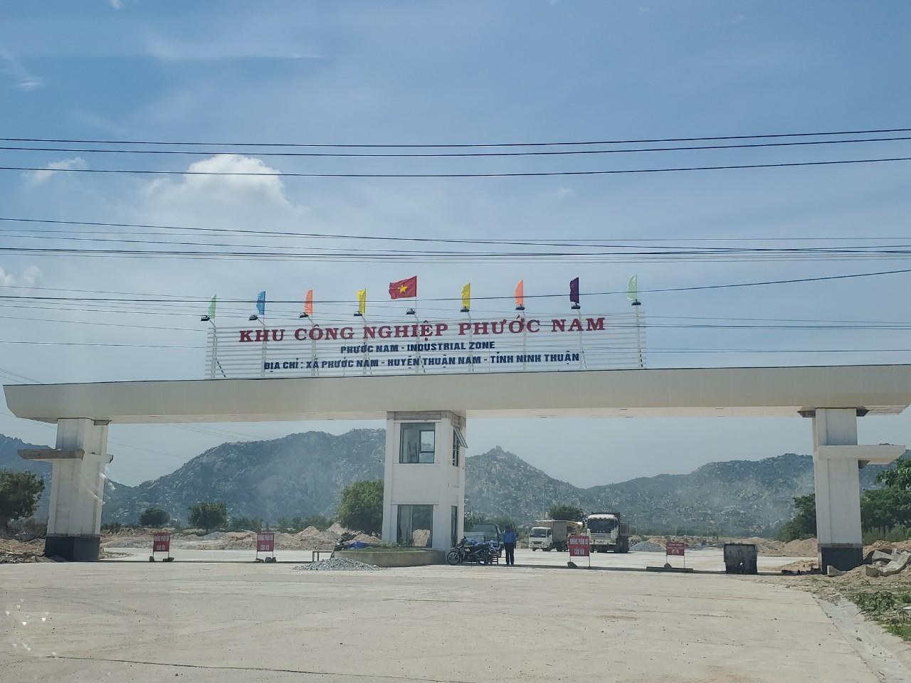 Nhìn từ bên ngoài, hạng mục hoàn thiện nhất của KCN 15 năm tuổi này là cổng chính. Hàng rào KCN bám dọc QL 1A, đoạn có, đoạn không. Nhìn từ bên ngoài, hạng mục hoàn thiện nhất của KCN 15 năm tuổi này là cổng chính. Hàng rào KCN bám dọc QL 1A, đoạn có, đoạn không.