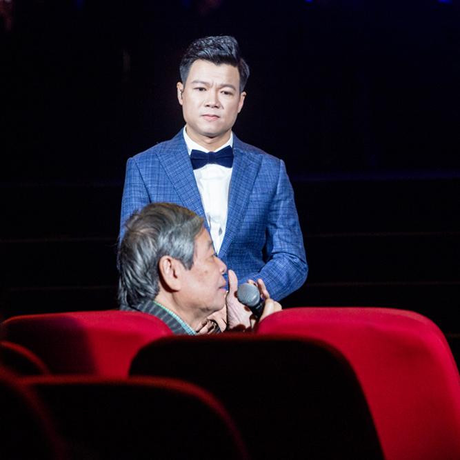 Từ hàng ghế khán giả, nhạc sĩ Nguyễn Thụy Kha - cố vấn âm nhạc của chương trình - tiết lộ bố Vũ Thắng Lợi chính là trai Hàng Khay, sau này mới lấy vợ và sinh ra Vũ Thắng Lợi ở Nghệ An. Ảnh:HẢI BÁ.