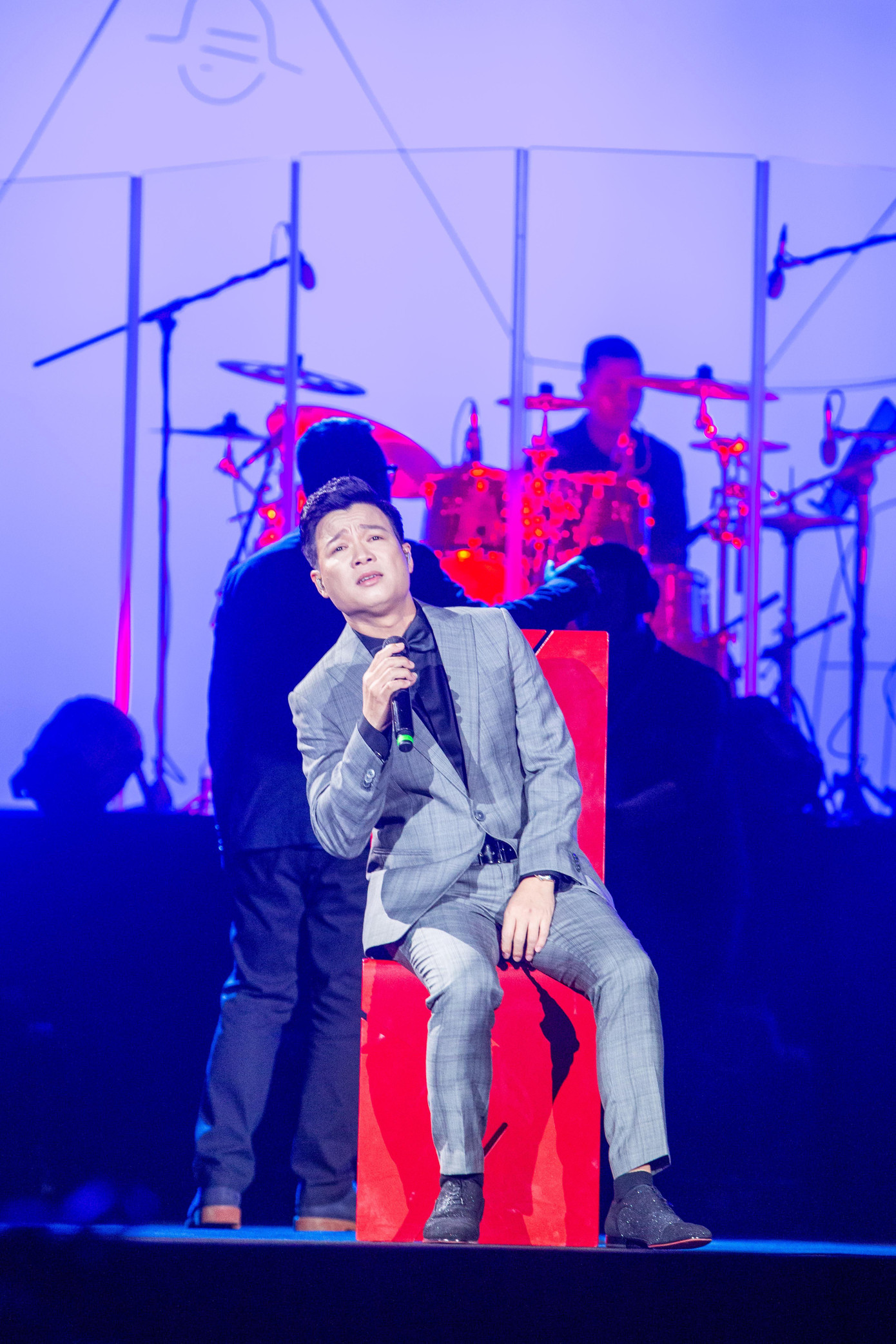 Vũ Thắng Lợi ngồi hát trên một tác phẩm của Lê Thiết Cương. Ảnh: HẢI BÁ.