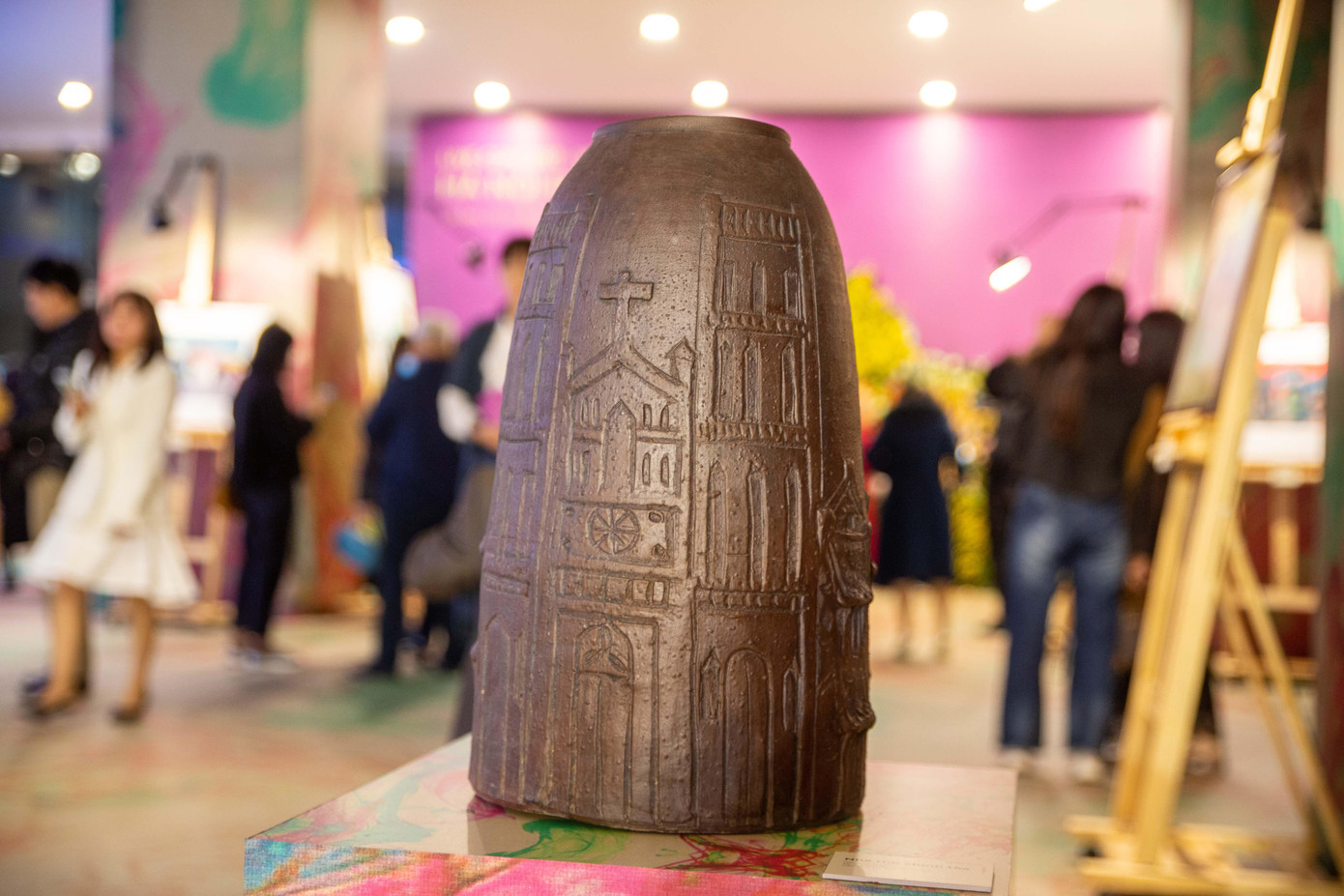 Hình ảnh Nhà thờ Lớn Hà Nội trên một điêu khắc gốm tại triển lãm Hà Nội riêng tôi. Ảnh: HẢI BÁ.