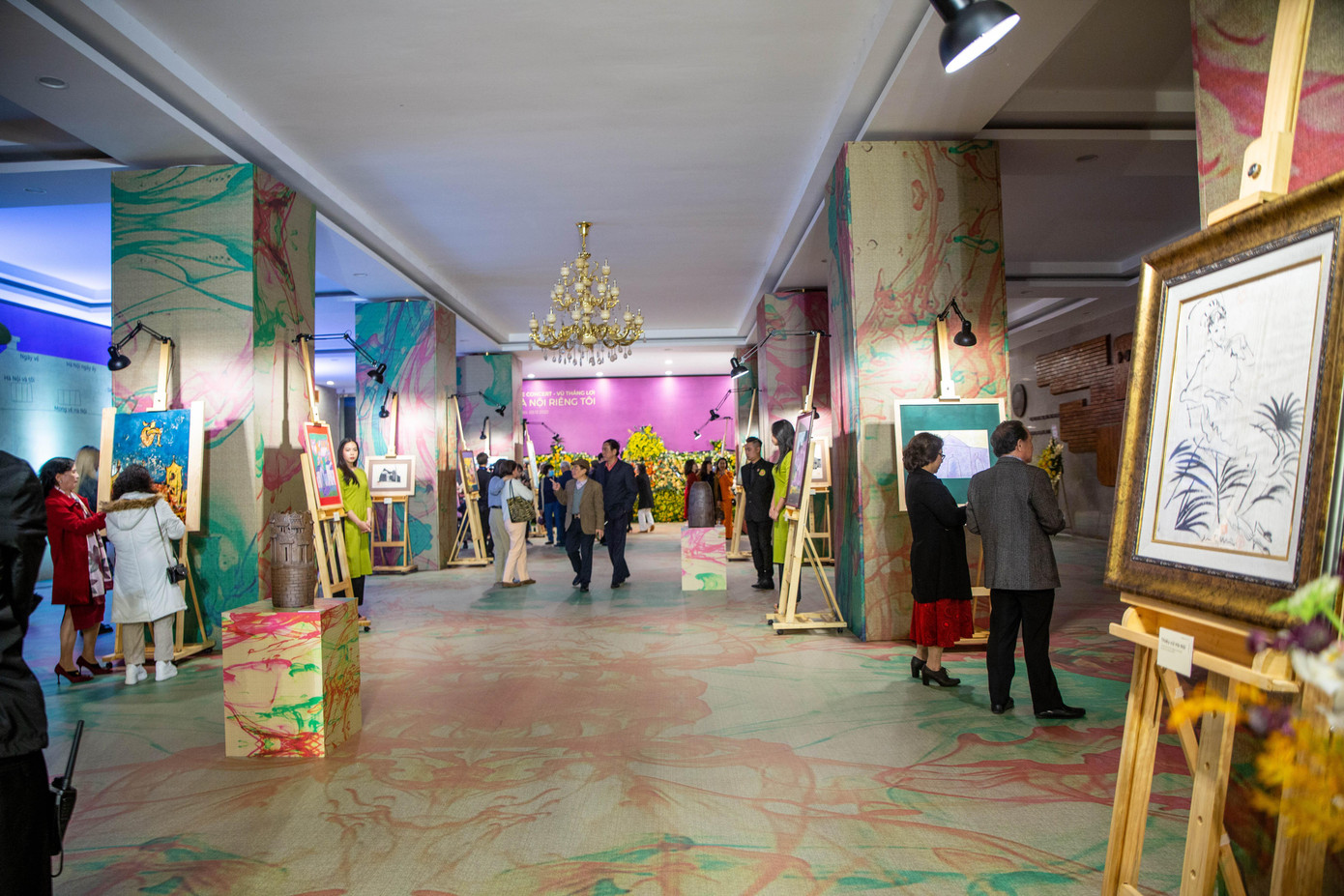 Tiền sảnh Cung Văn hóa Hữu Nghị được khoác một diện mạo hoàn toàn mới để trở thành phòng trưng bày tranh, tượng về Hà Nội. Bìa phải là bức vẽ thiếu nữ Hà Nội của Lưu Công Nhân. Ảnh: HẢI BÁ.