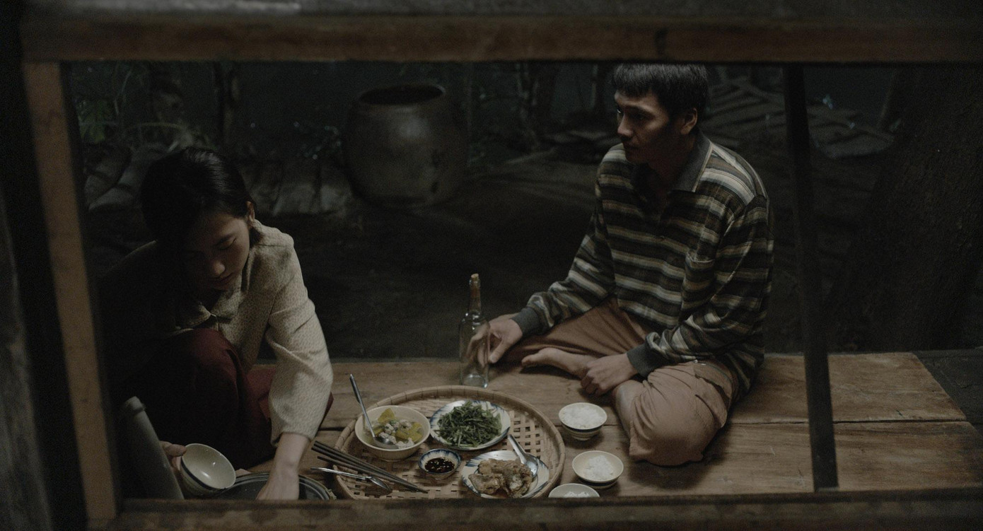 Các ông bố trong phim rất yêu chiều con gái trong khi thờ ơ với vợ mình. Ảnh: NSX. Các ông bố trong phim rất yêu chiều con gái trong khi thờ ơ với vợ mình. Ảnh: NSX.