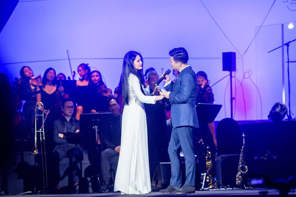 Người minh họa cho tiết mục Ngày về chính là vợ của ca sĩ. Ảnh: HẢI BÁ.