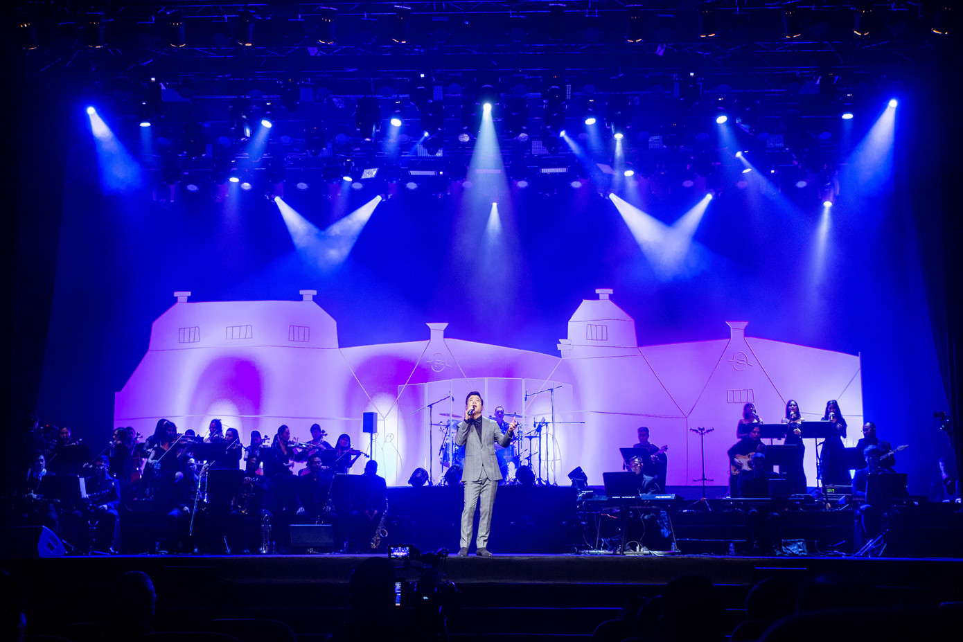 Tranh của Lê Thiết Cương dùng làm phông nền tĩnh cho sân khấu đêm nhạc Hà Nội riêng tôi. Ảnh: HẢI BÁ.