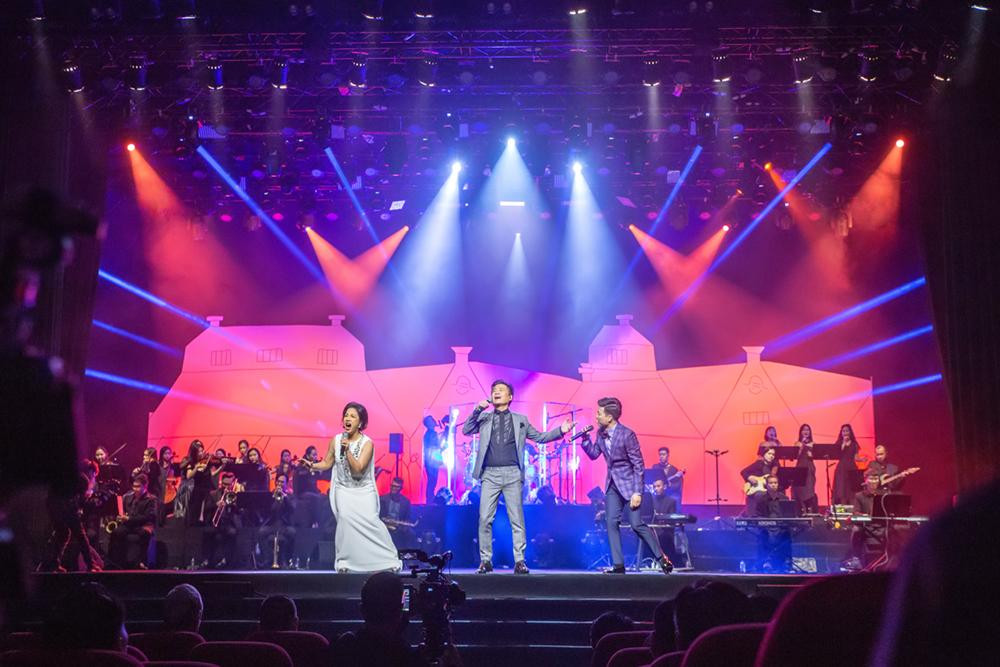 Ngoại hai bài đơn của hai khách mời Mỹ Linh, Tấn Minh, Vũ Thắng Lợi hát liên tục suốt chương trình thể hiện phong độ chín muồi của giọng hát. Ảnh: HẢI BÁ.