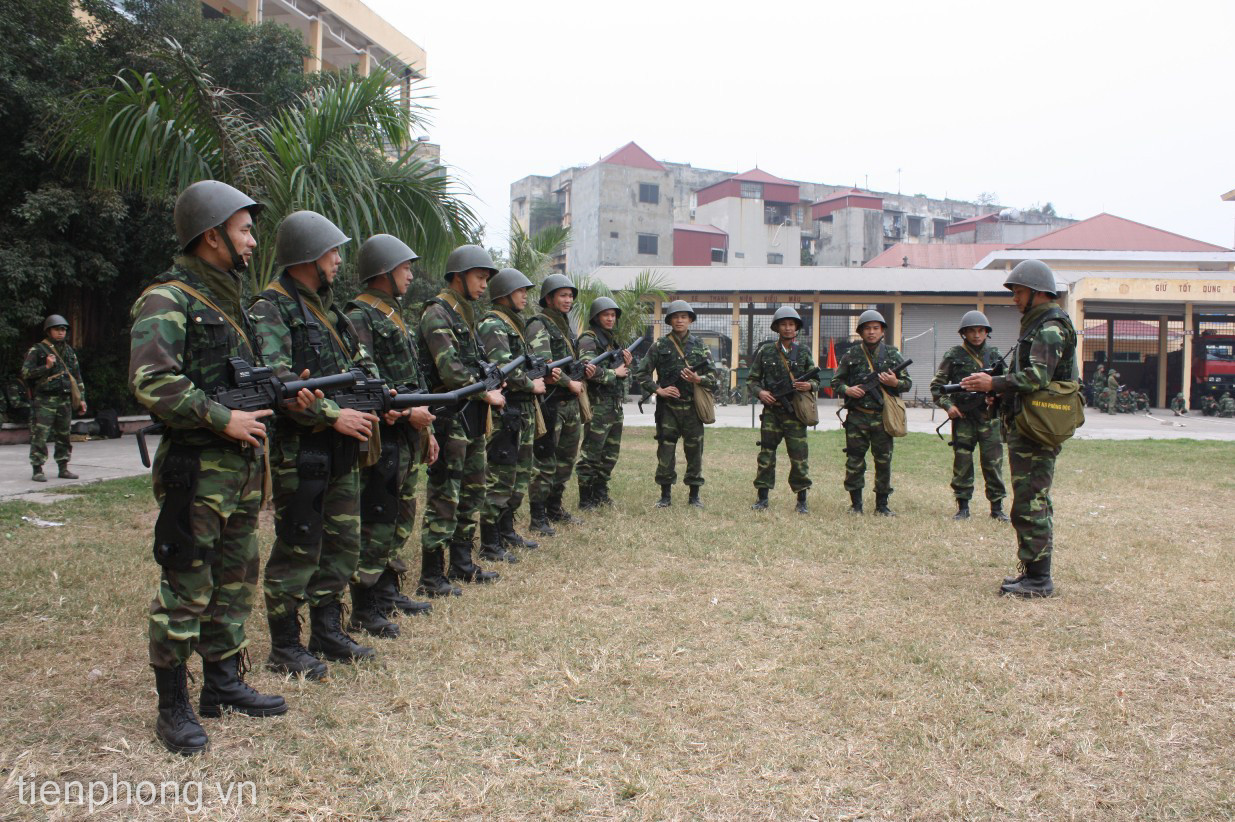 Kiểm tra vũ khí, trang bị trước khi thực hiện nhiệm vụ