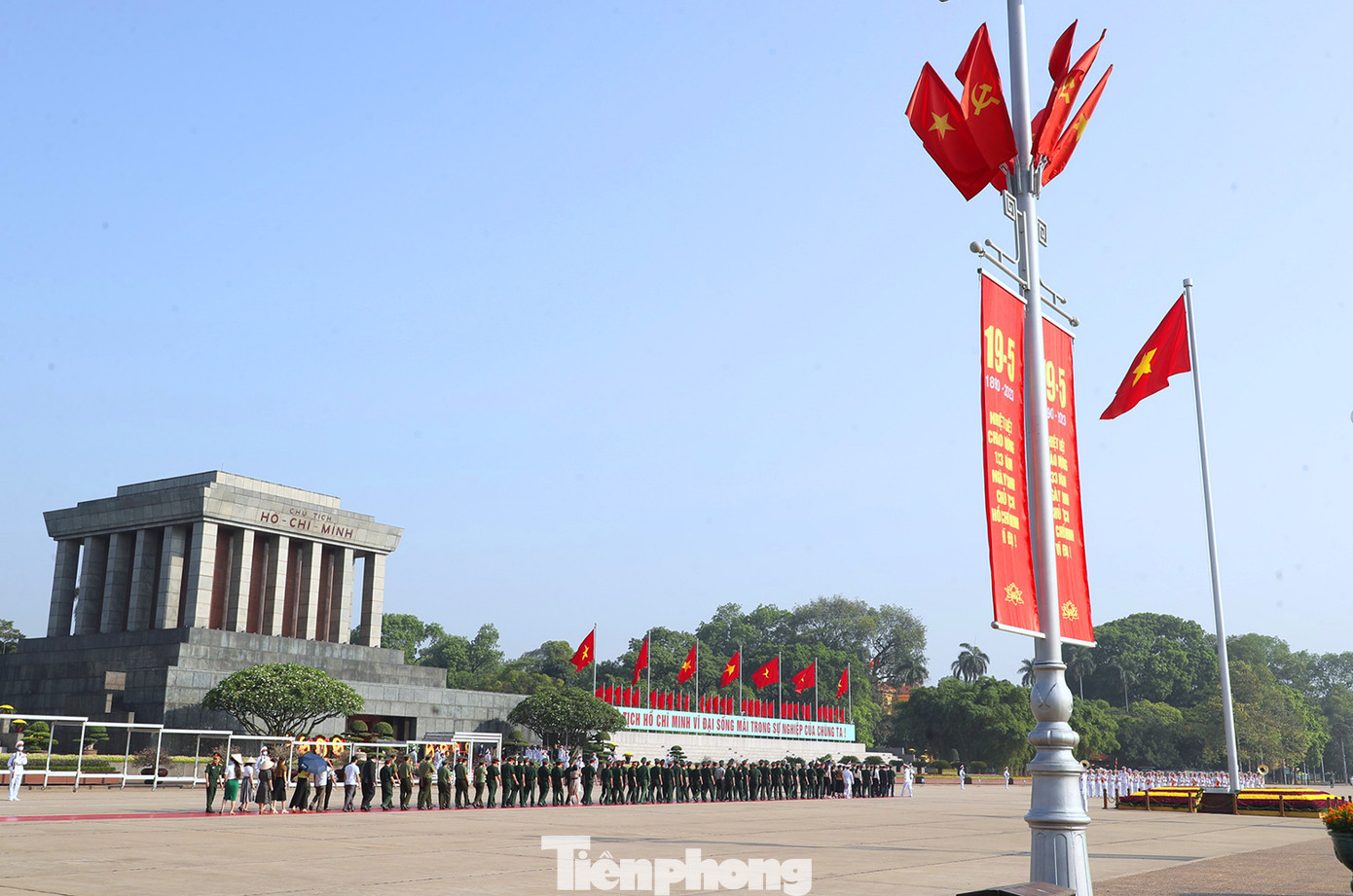 Hình ảnh đoàn vào Lăng viếng Chủ tịch Hồ Chí Minh sáng 18/5.