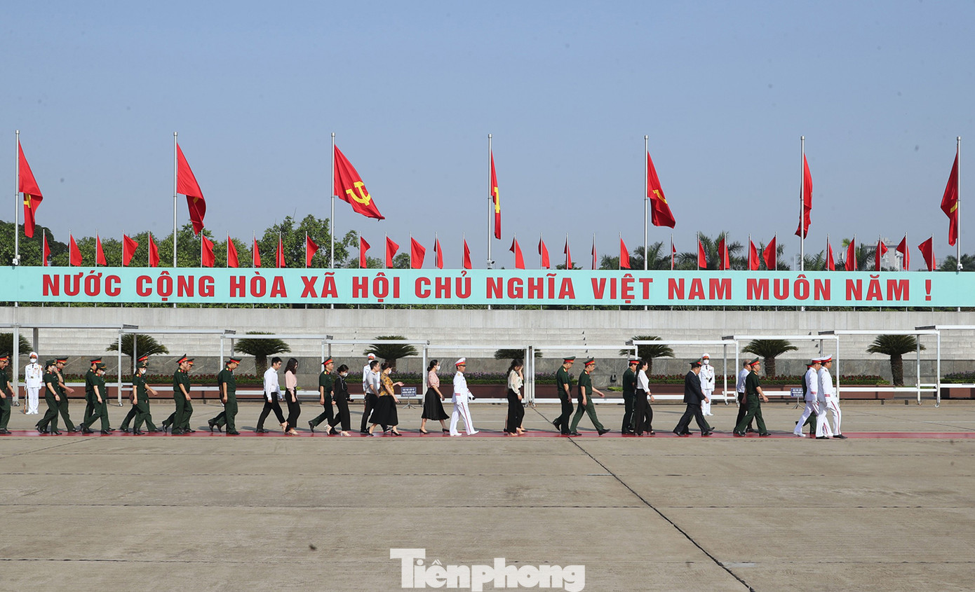Tư tưởng, đạo đức, phong cách Hồ Chí Minh tiếp tục soi sáng con đường cách mạng Việt Nam. Toàn Đảng, toàn dân, toàn quân ta nguyện mãi đi theo con đường mà Đảng và Chủ tịch Hồ Chí Minh đã lựa chọn; ra sức học tập, công tác, vận dụng sáng tạo tư tưởng của Người vào công cuộc xây dựng và bảo vệ Tổ quốc Việt Nam xã hội chủ nghĩa, làm cho "dân giàu, nước mạnh, dân chủ, công bằng, văn minh".