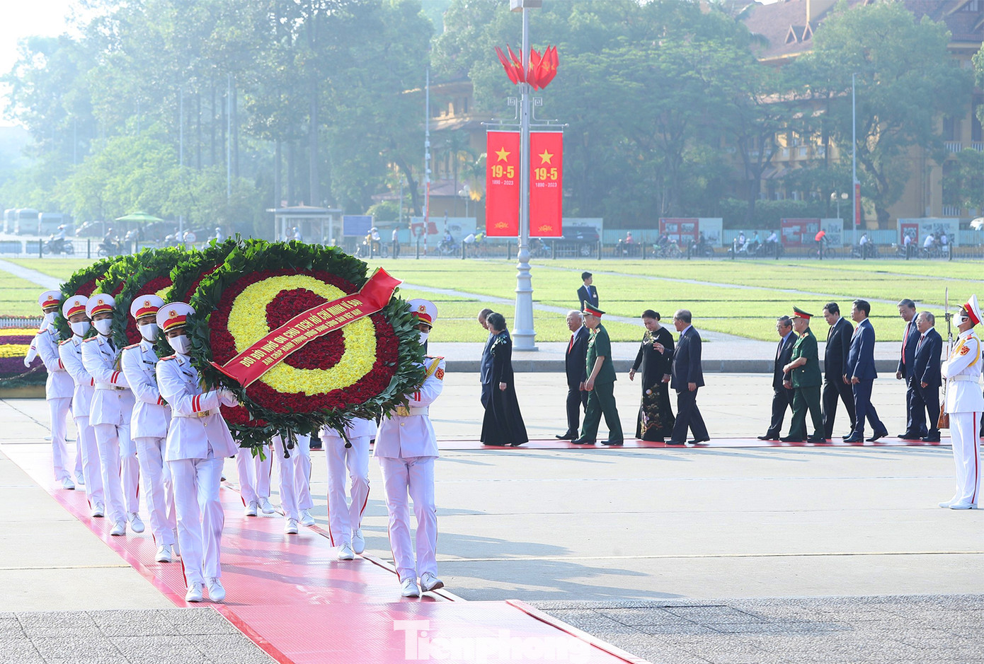 Vòng hoa của đoàn mang dòng chữ "Đời đời nhớ ơn Chủ tịch Hồ Chí Minh vĩ đại".