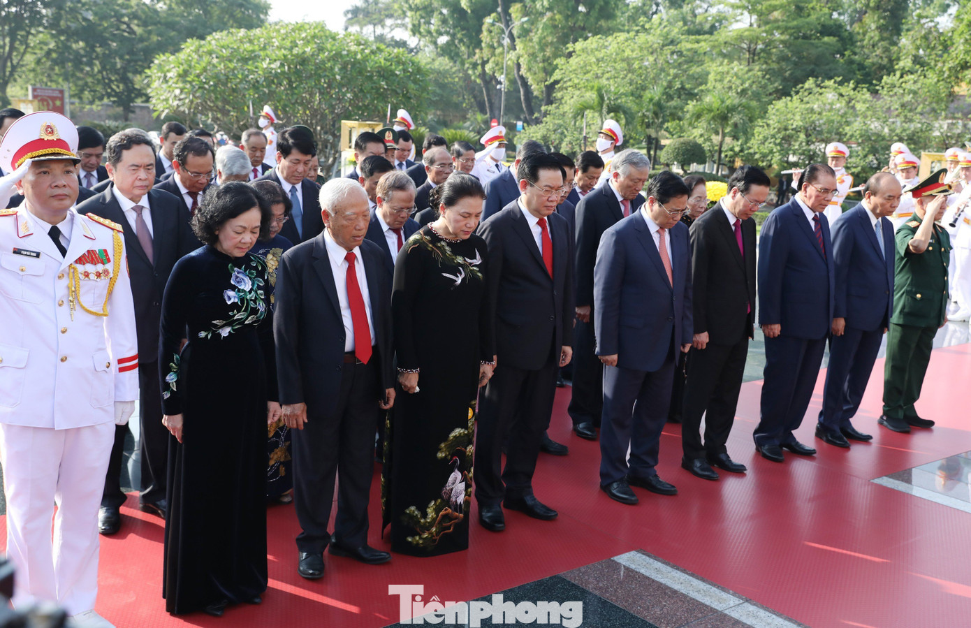 Đoàn đại biểu lãnh đạo Đảng, Nhà nước tưởng niệm các Anh hùng liệt sỹ.