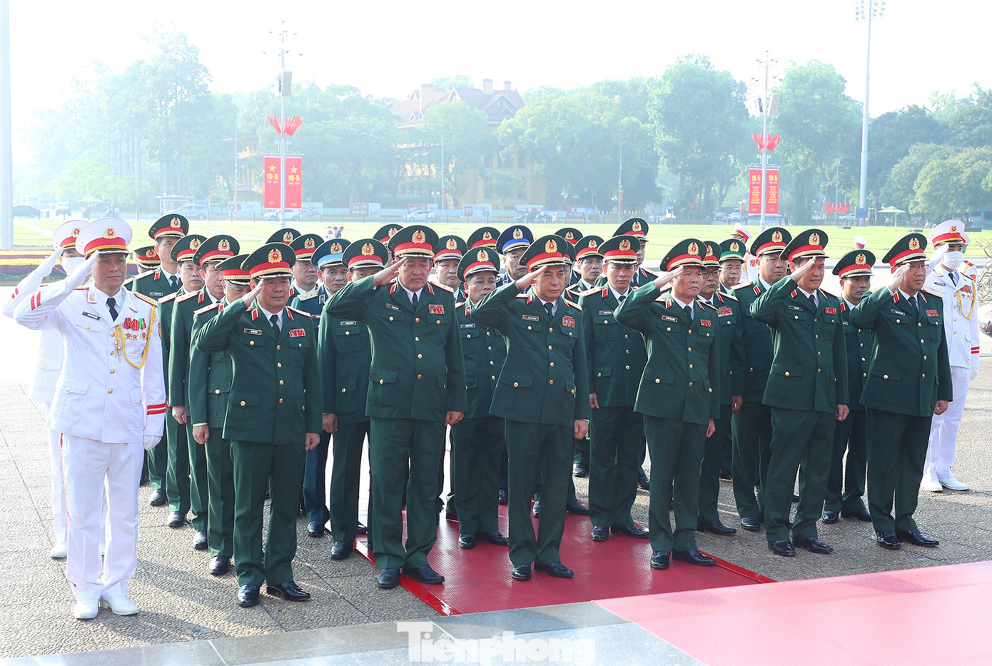 Đoàn đại biểu Quân ủy Trung ương, Bộ Quốc phòng do Đại tướng Phan Văn Giang - Bộ trưởng Bộ Quốc phòng - làm trưởng đoàn đã đến đặt vòng hoa, vào Lăng viếng Chủ tịch Hồ Chí Minh.