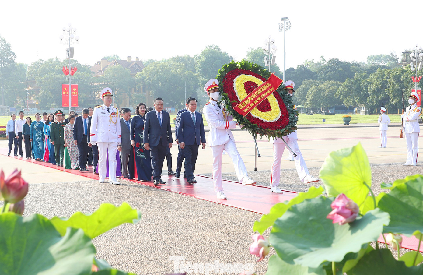 Đoàn đại biểu thành phố Hà Nội thành kính tưởng nhớ Chủ tịch Hồ Chí Minh.