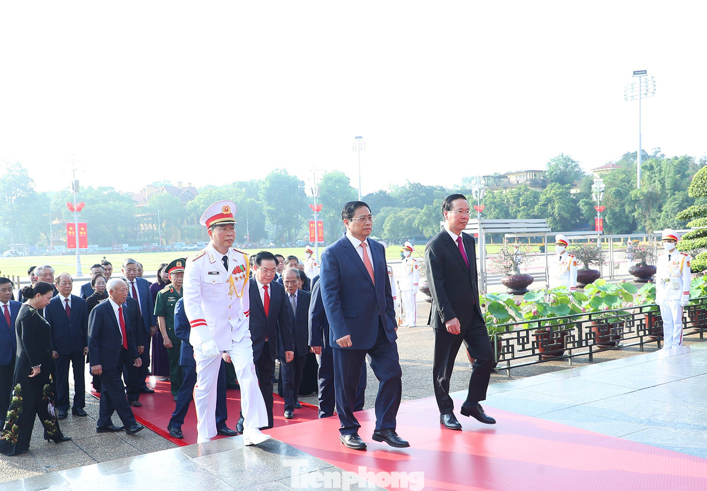 Lãnh đạo Đảng, Nhà nước và các đại biểu vào Lăng viếng Chủ tịch Hồ Chí Minh.