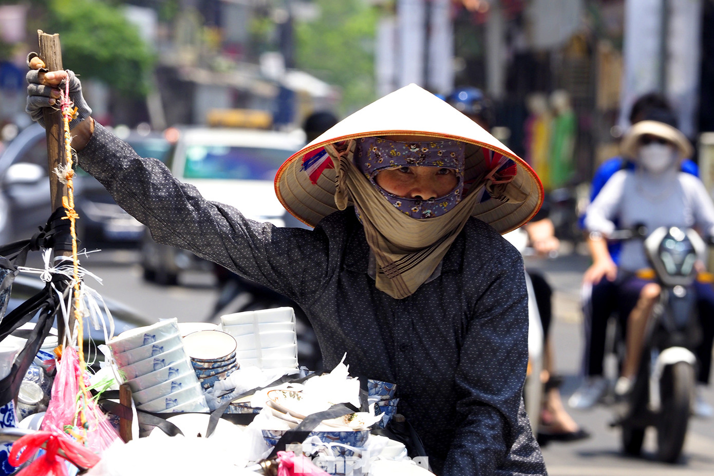 Mặc dù trời nắng nóng gay gắt song nhiều người dân lao động vẫn phải ra đường. Những chiếc áo khoác chống nắng, khẩu trang, ô che nắng, được người dân trang bị để chống lại cái nắng nóng gay gắt.