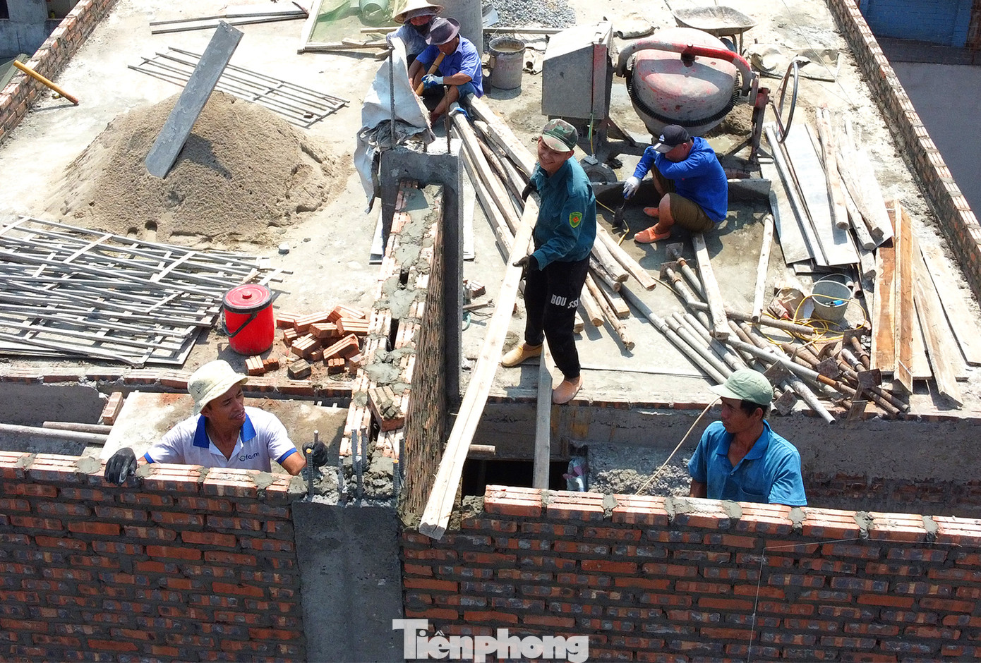 Nghề xây dựng vốn dĩ đã cực nhọc, vất vả nay lại thêm nắng nóng gay gắt khiến cho những người làm nghề này càng thêm khó nhọc