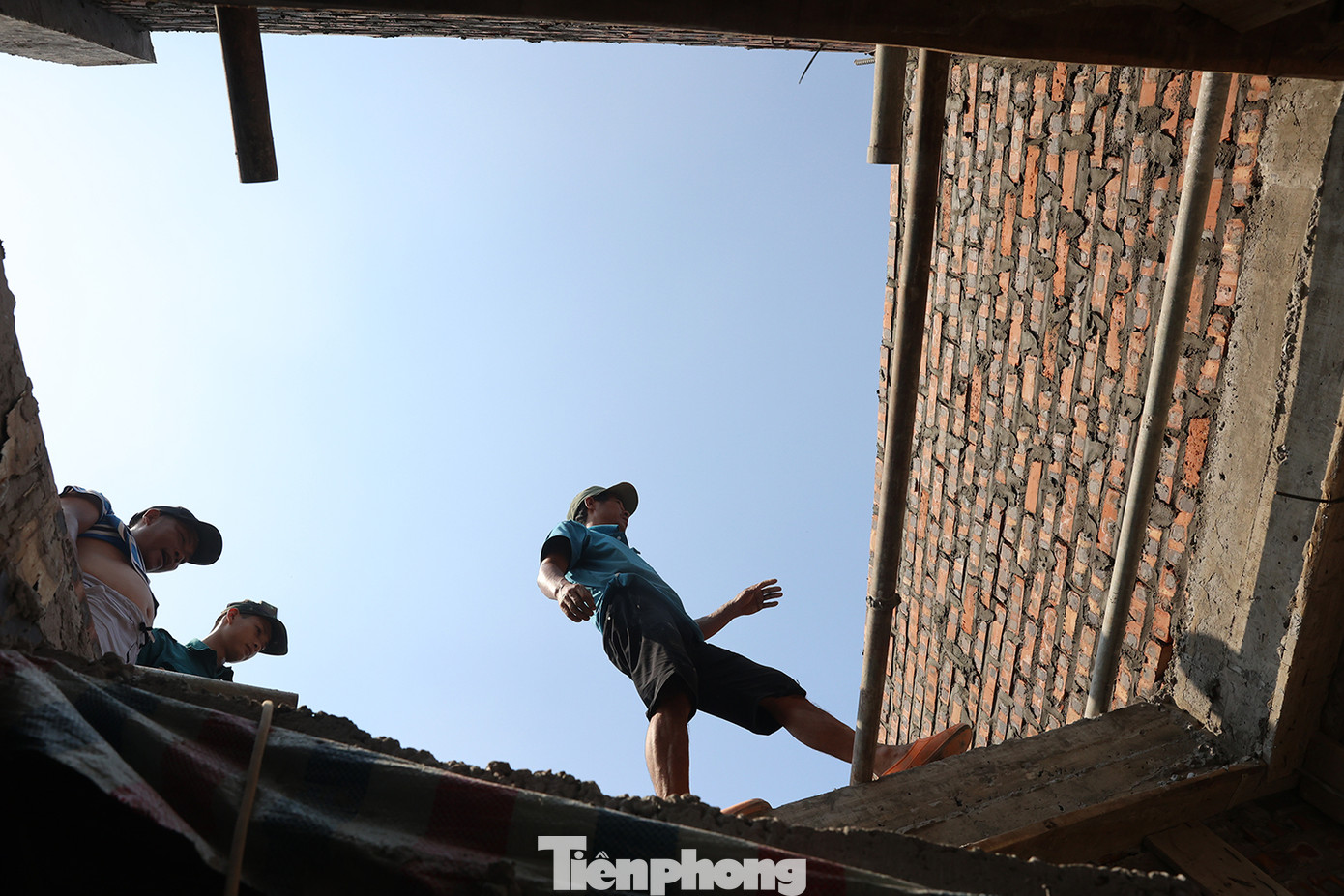 Mặc dù thời tiết nắng nóng như "đổ lửa", nhưng vì mưu sinh, nhiều người lao động trong các ngành nghề nặng nhọc như thợ xây, phụ hồ… vẫn phải "đội nắng" để kiếm sống.