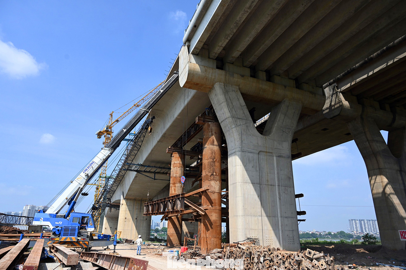 Công nhân dưới công trình cầu Vĩnh Tuy 2 làm việc liên tục trong ngày với nền nhiệt độ hơn 40 độ C trong những ngày nắng nóng.