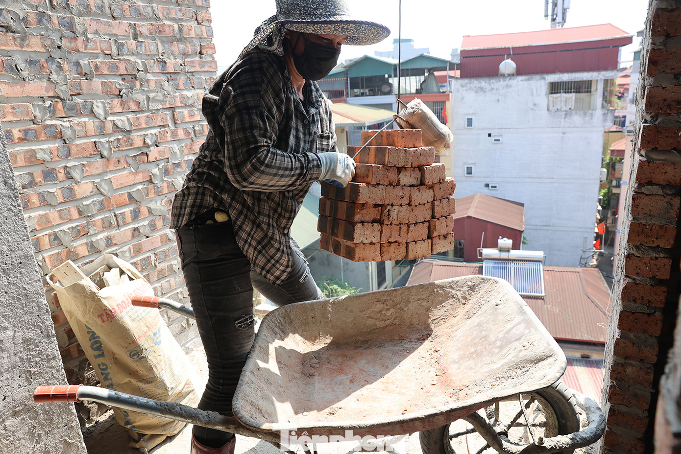 Chị Thu người Hoà Bình, phụ hồ cho biết: " anh chị em đều phải tranh thủ làm từ 6g sáng cho đến 11h trưa và chiều từ 14g30h đến 18h mới đỡ nắng nóng như mấy ngày hôm nay, mệt mỏi và háo nước lắm nhưng vẫn phải đảm bảo công việc".