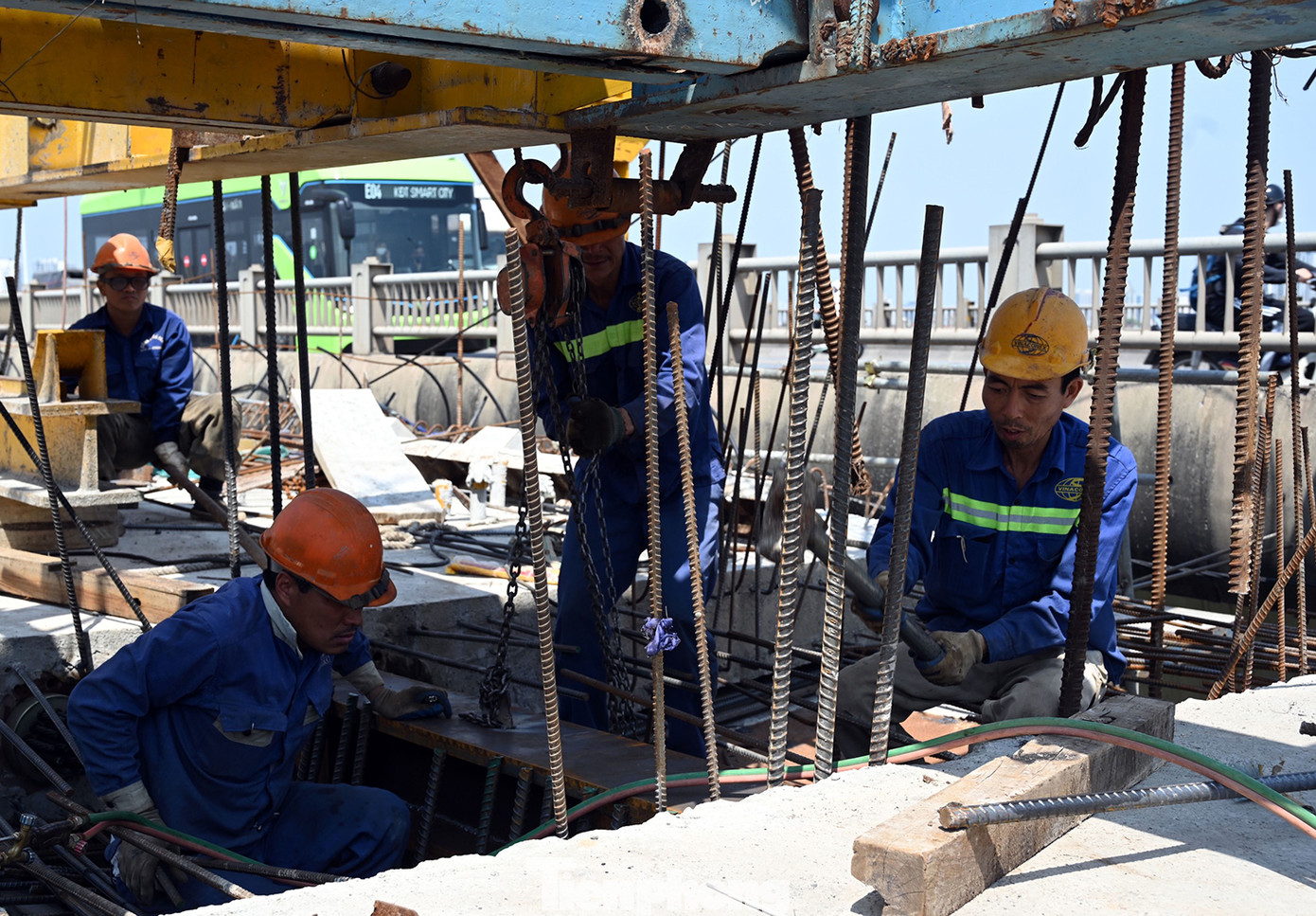 Công nhân làm việc tại công trình cầu Vĩnh Tuy 2 dưới cái nắng nóng đỉnh điểm.