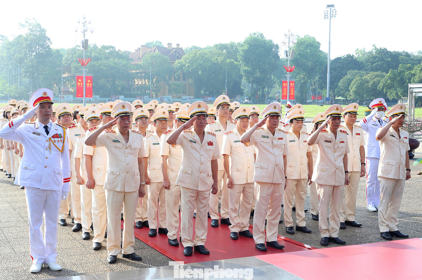 Đoàn đại biểu Đảng ủy Công an Trung ương và Bộ Công an thành kính tưởng nhớ Chủ tịch Hồ Chí Minh.