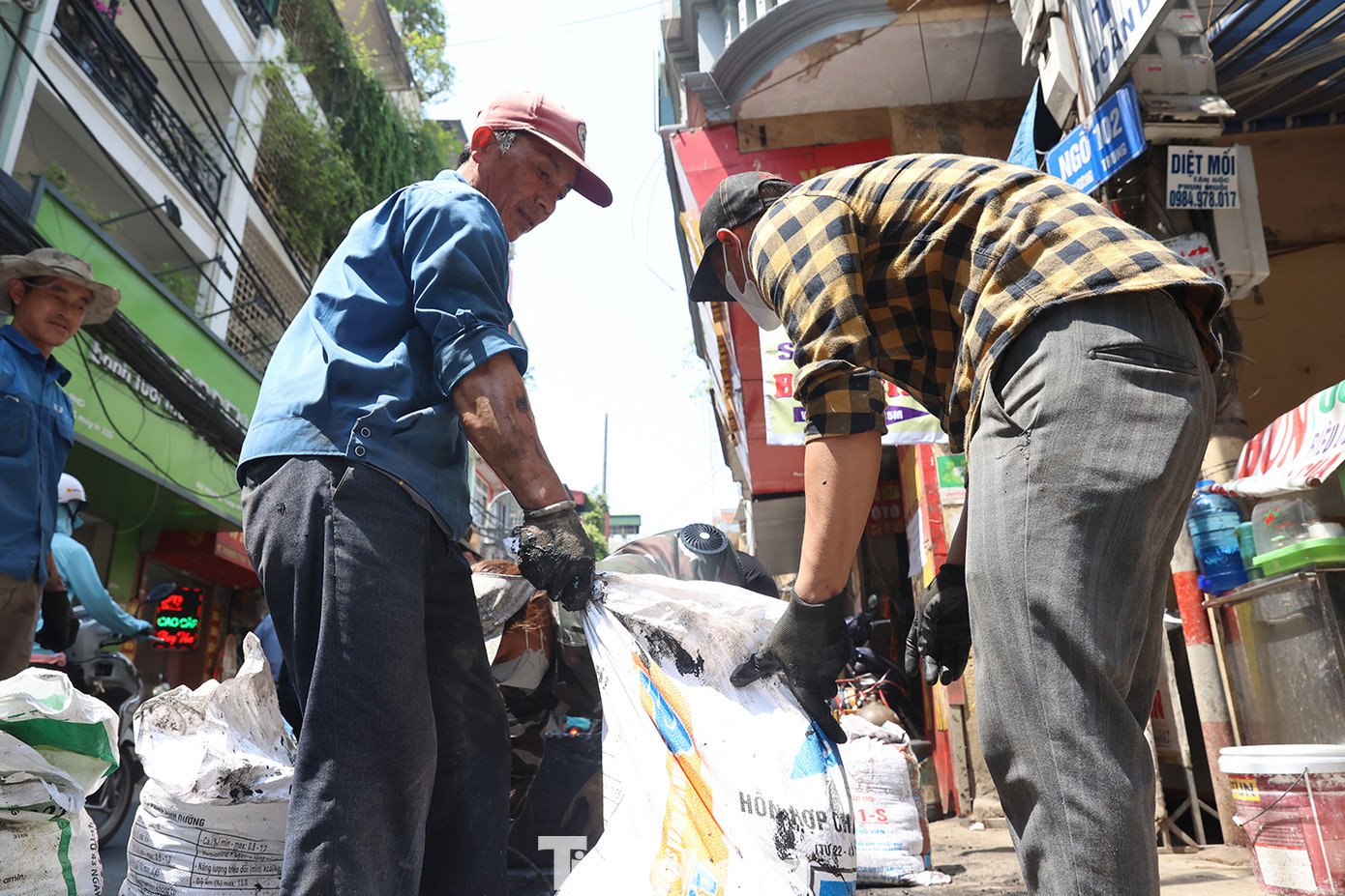 Dù mới 10 giờ sáng nhưng anh em công nhân nhà mạng VNPT vất vả dọn dẹp cho một công trình cáp quang ở trên đường Khương Trung- Hà Nội đã đầm đìa mồ hôi.