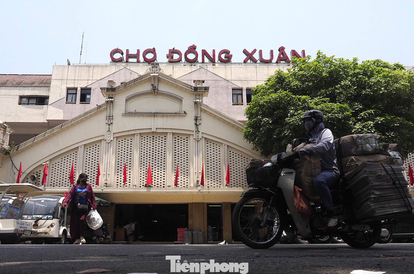 Mặc cho nhiệt độ ngoài trời nóng nực, nhiều người vẫn phải ra đường, vất vả mưu sinh.