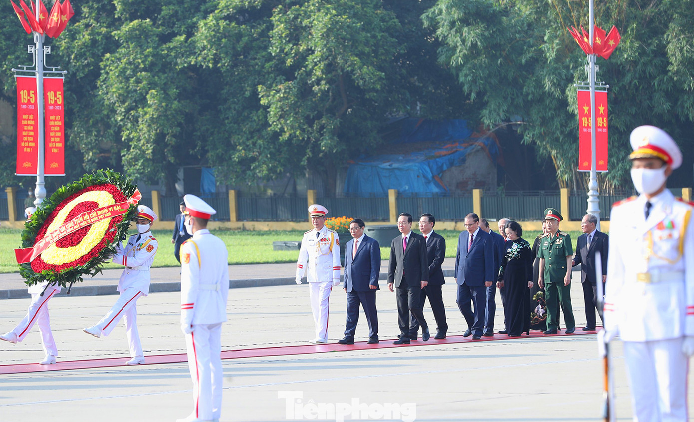 Đoàn đại biểu Ban Chấp hành Trung ương Đảng, Chủ tịch nước, Quốc hội, Chính phủ, Ủy ban Trung ương Mặt trận Tổ quốc Việt Nam đặt vòng hoa, vào Lăng viếng Chủ tịch Hồ Chí Minh.