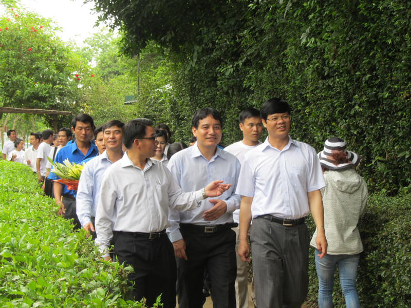 Lãnh đạo TW Đoàn hai nước và đại diện UBND tỉnh Nghệ An trên đường vào thăm nhà Bác ở Làng Sen